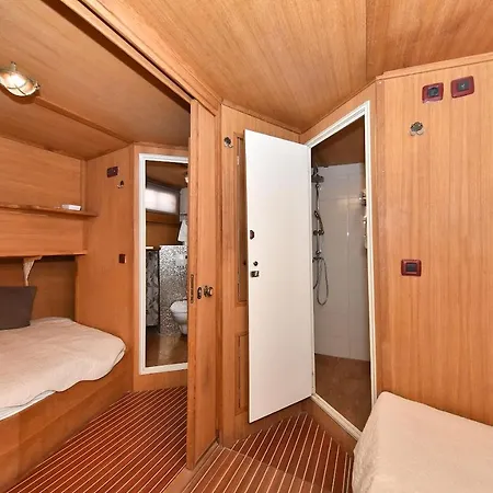 Ship Dolin - With View To Old Town 船屋
