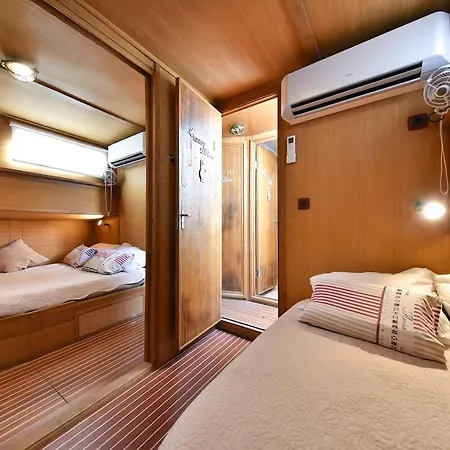 Ship Dolin - With View To Old Town 船屋 *